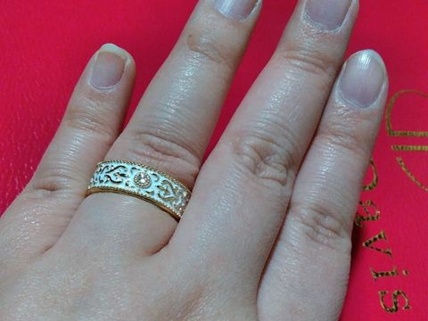 【Justin Davis Bridal(ジャスティンデイビスブライダル)の口コミ】 ゴールドと白エポキシの指輪にダイヤをはめて作っていただきました。
こち…