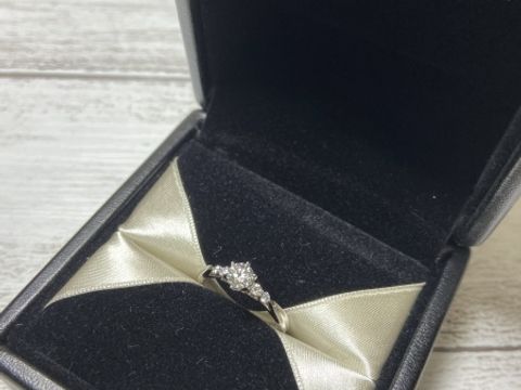 【エクセルコダイヤモンド(EXELCO DIAMOND)の口コミ】 元々一粒ダイヤではなく、デザイン性がある指輪を探していました。こちら…