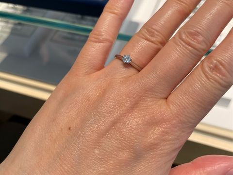 【銀座ダイヤモンドシライシの口コミ】 シンプルなストレートで一粒ダイヤの婚約指輪です。
ダイヤに向かって、ア…