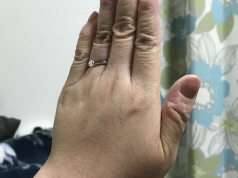 【4℃ BRIDAL(ヨンドシーブライダル)の口コミ】 シンプルながら飽きのこないデザインにこだわりました。ウェーブラインが…