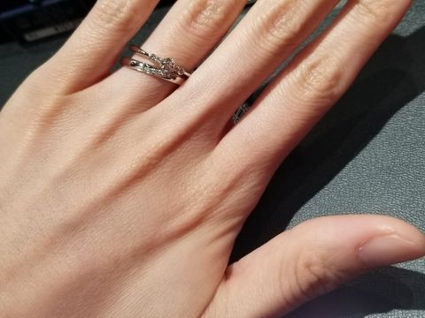 【ROYAL ASSCHER(ロイヤル・アッシャー)の口コミ】 細目の指輪なので、指が長く綺麗に見えました！輝きが素敵でした！デザイ…