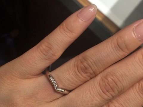 【ラザール ダイヤモンド(LAZARE DIAMOND)の口コミ】 結婚指輪はＶ字でダイヤが少し入っているもので探していました。婚約指輪…