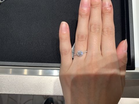 【ティファニー(Tiffany & Co.)の口コミ】 とにかくデザインが可愛かったです。
ダイアモンドの周りにも小粒があるこ…