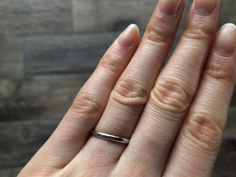 【銀座ダイヤモンドシライシの口コミ】 とにかくつけ心地を重視しました。プラチナです。太さは2.0、サイズは10で…