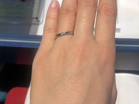 【銀座ダイヤモンドシライシの口コミ】 シンプルな一石のストレートの指輪。どんな場面でもつけやすく、一石入る…