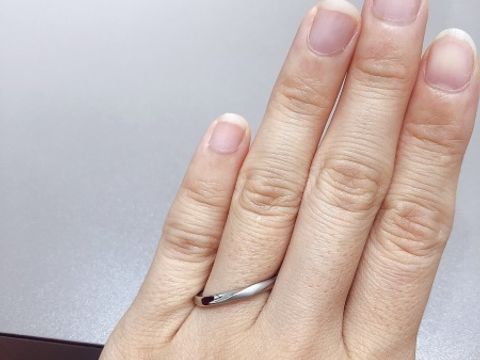 【4℃ BRIDAL(ヨンドシーブライダル)の口コミ】 ストレートでシンプルながらも少しデザインもある指輪を探しており試着。…