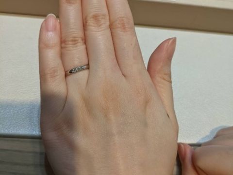 【MIKIMOTO(ミキモト)の口コミ】 3石のダイヤがとっても可愛いです！
幅は2.5ミリのものです。
他ブランド…