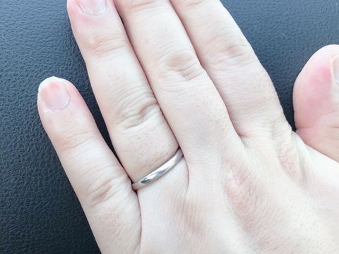 【4℃ BRIDAL(ヨンドシーブライダル)の口コミ】 新婦のデザインに応じたものですが、マット加工で落ち着いた輝きが気に入…