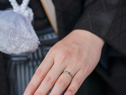 【ROYAL ASSCHER(ロイヤル・アッシャー)の口コミ】 妻側の指輪のデザインが気に入ったため私の分とセットで購入しました。
妻…
