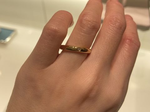【ティファニー(Tiffany & Co.)の口コミ】 シンプルなストレートの指輪にダイヤが一つついたデザインです。イエロー…
