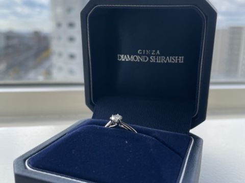 【銀座ダイヤモンドシライシの口コミ】 頂いた側なので決め手ではないですが、ダイヤモンドを2つの手で支えている…