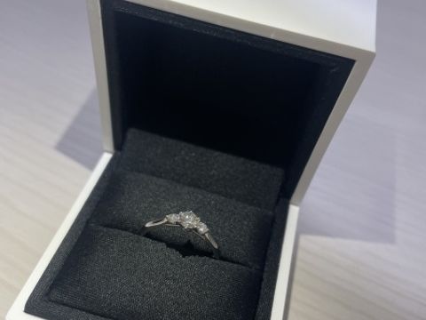 【FOREVERMARK(フォーエバーマーク)の口コミ】 ダイヤモンドの輝きが綺麗だったため。また、試着した時の指へのフィット…