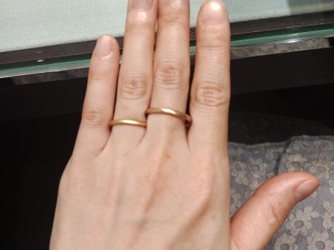 【アイプリモ(I-PRIMO)の口コミ】 肌馴染み良いゴールドのリング。リングの厚みが非常に抑えられており、滑…