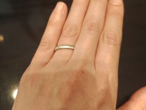 【ケイウノ ブライダル(K.UNO BRIDAL)の口コミ】 セミオーダータイプの指輪。マット加工が縦に施されているので輝きがあり…