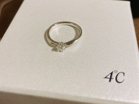 【4℃ BRIDAL(ヨンドシーブライダル)の口コミ】 シンプルながら保証もしっかりしており、また、価格が高すぎないところが…