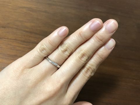 【銀座ダイヤモンドシライシの口コミ】 婚約指輪は買わないと決めていたので、ダイヤ入りのものを選びました。1石…