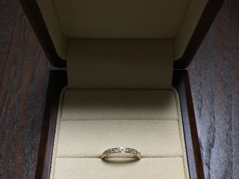 【MAILE(マイレ)の口コミ】 色々なタイプの婚約指輪がある中でも、ハーフエタニティーリングにした決…
