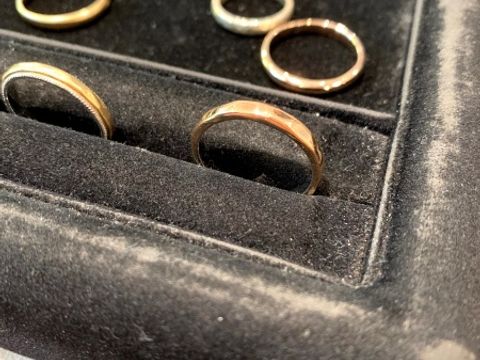 【hitotsuchi(ヒトツチ)の口コミ】 指輪のデザインは色々ありました。
槌目希望でしたので、槌目メインでサン…
