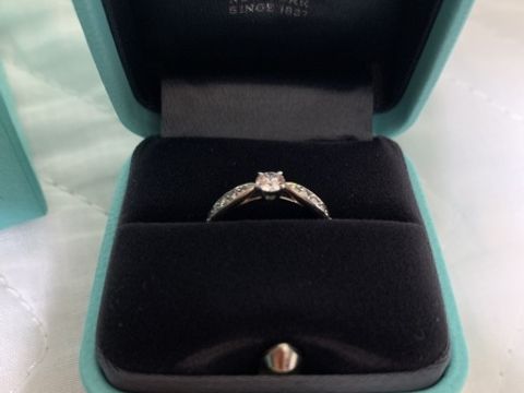 【ティファニー(Tiffany & Co.)の口コミ】 デザインとして真ん中に一粒ダイヤがあり、周りに小粒のダイヤが散りばめ…