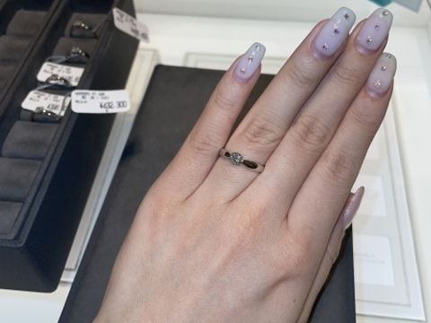 【ティファニー(Tiffany & Co.)の口コミ】 ・日本人女性に馴染むデザインということで、単体で見た時より付けた時の…