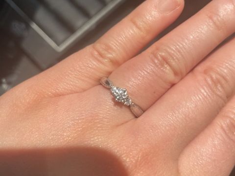 【エクセルコダイヤモンド(EXELCO DIAMOND)の口コミ】 正面はシンプルなソリティアだけど横から見たら可愛い、0.5カラットの指輪…