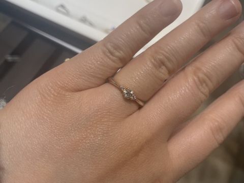 【杢目金屋(もくめがねや)の口コミ】 ダイヤモンドの台座が桜のデザインになっており、サイドビューも桜の花び…