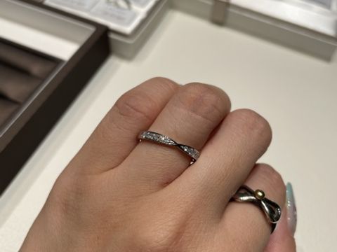 【アイプリモ(I-PRIMO)の口コミ】 サイトで見て一目惚れした指輪です。形がリボンになってて、小さいのダイ…