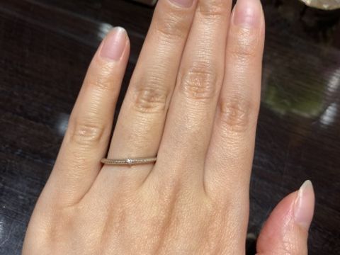 【ケイウノ ブライダル(K.UNO BRIDAL)の口コミ】 指輪をぐるっと1周、ミル打ちがされていて真ん中にダイヤがあるデザイン。…