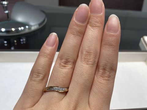 【アイプリモ(I-PRIMO)の口コミ】 5つのダイヤが真ん中にあり、上と下が少しねじれてるデザインで、ダイヤの…