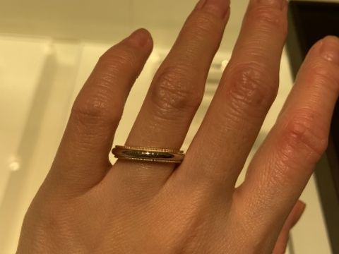 【ティファニー(Tiffany & Co.)の口コミ】 ミルグレインの内側がイエローゴールドで華やかな印象です。こちらの指輪…