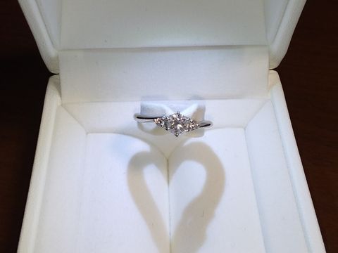 【STAR JEWELRY(スタージュエリー)の口コミ】 デザインは、中央のダイヤモンドの左右に小さいダイヤモンドが付いていて…