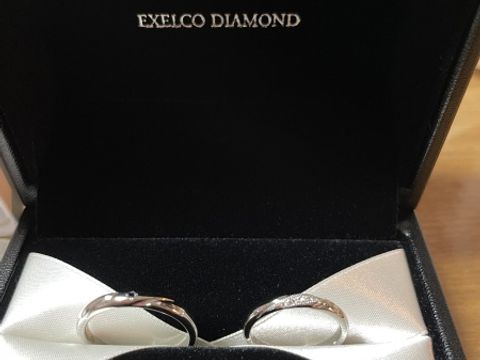 【エクセルコダイヤモンド(EXELCO DIAMOND)の口コミ】 シンプルに見えますが、斜めのラインにダイヤとミルが入っていてとても素…