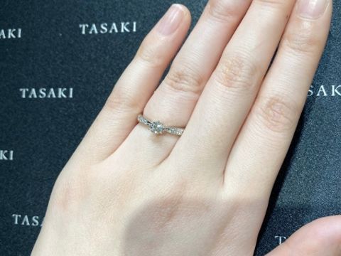 【TASAKI(タサキ)の口コミ】 ピアチェーレ ソリティア パヴェ リングです。中心のダイヤが目立つように…