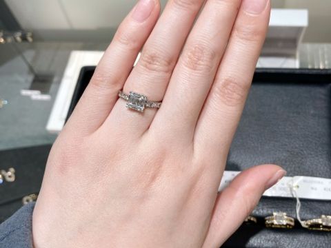 【BELLESIORA(ベルシオラ ジュエリー)の口コミ】 バゲットカットダイヤが敷き詰められた、ダイヤモンドのリングとなってい…