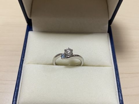 【GALA JEWELRY(ガラジュエリー)の口コミ】 夫婦一致で決定した結婚指輪と重ね付けが可能だったことと、ダイヤが浮い…