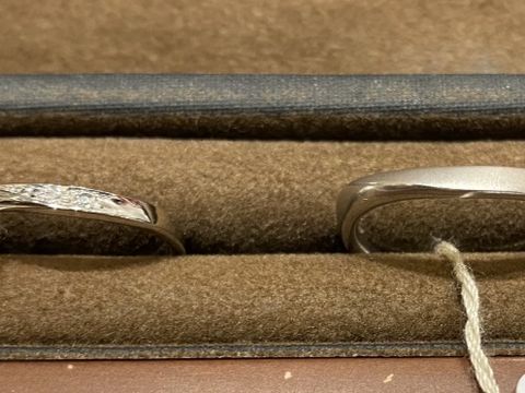 【アンジェリックフォセッテ(Angelique Fossette)の口コミ】 全体的にねじり加工がされているのもそうですが、女性用の指輪は石がはめ…