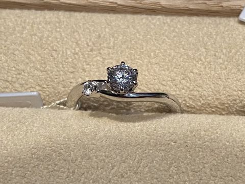 【ith(イズ)の口コミ】 デザインはシンプルですが、大きなほうを月、小さなほうを星と見立てて夜…