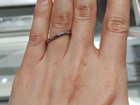 【ジュエリーツツミ(JEWELRY TSUTSUMI)の口コミ】 シンプルなデザインだがウェーブ状になっておりダイヤモンドも着いている…