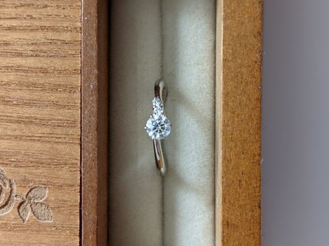 【ラザール ダイヤモンド(LAZARE DIAMOND)の口コミ】 アシメトリーなデザインで普段使いがしやすく、結婚指輪を買ったあとでも…