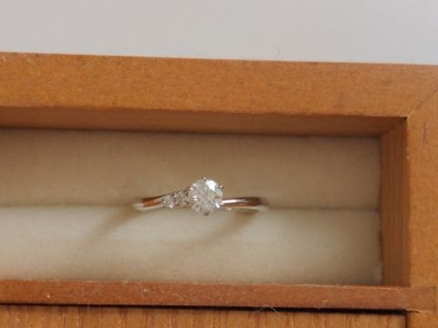 【ラザール ダイヤモンド(LAZARE DIAMOND)の口コミ】 アシンメトリーのデザインが他の人とかぶらないデザインでお気に入りです…