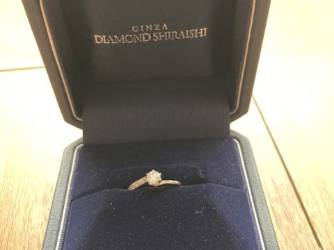 【銀座ダイヤモンドシライシの口コミ】 ウェーブのデザインがとてもきれいでした。両サイドの手前と奥側にメレダ…