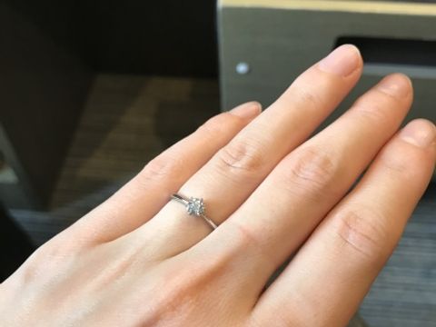 【PROPOSE(プロポーズ)の口コミ】 婚約指輪はプラチナでシンプルなものがよいと思っていたので、見た瞬間に…