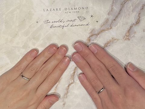 【ラザール ダイヤモンド(LAZARE DIAMOND)の口コミ】 センターラインを境にプラチナ・マット面に分かれていて、つけ方によって…