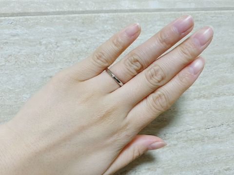 【ラザール ダイヤモンド(LAZARE DIAMOND)の口コミ】 ずっとつけるものなのでシンプルなものを選びました。
鍛造製法で作られて…