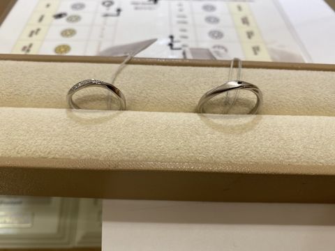 【Mariage ent(マリアージュエント)の口コミ】 シンプルなデザインを要望して出してくださったペアリングです。
シンプル…