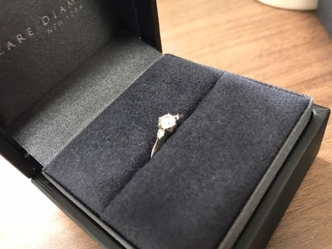 【ラザール ダイヤモンド(LAZARE DIAMOND)の口コミ】 様々な指輪を比較した結果、妻がこの指輪に惹かれ決めました。まずiPadの…