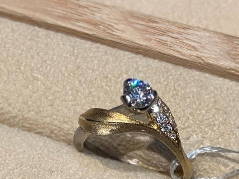 【ith(イズ)の口コミ】 ゼクシィに掲載があったデザインのものを試着させていただきました。
イラ…