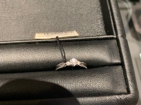 【エクセルコダイヤモンド(EXELCO DIAMOND)の口コミ】 指輪は、職人さんが丁寧に手作業でつくっているそうです。模様は機械では…