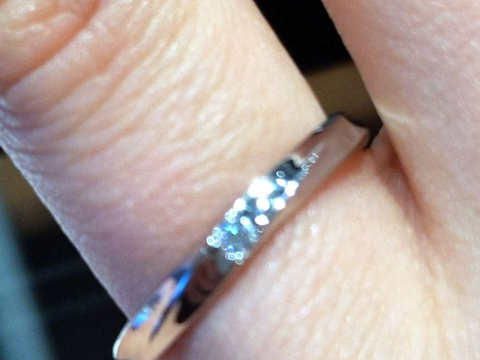 【I's stone(アイズストーン)の口コミ】 デザイン:ストレートだが、エンボス加工が波を模しており、躍動感がある。…