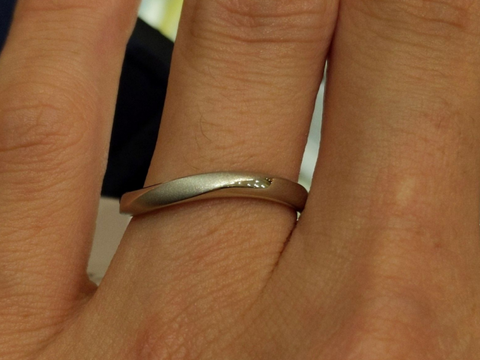 【4℃ BRIDAL(ヨンドシーブライダル)の口コミ】 デザイン:ウェーブデザインで、マット加工が施されており、オシャレな指輪…